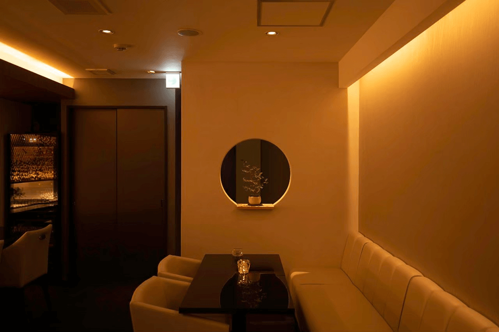 店舗デザイン事例_仙台の会員制和風ラウンジ、落ち着いたテーブル席と内装