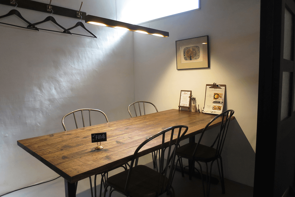 店舗デザイン事例_ 仙台の路地裏のカフェの内装_4人用テーブル席