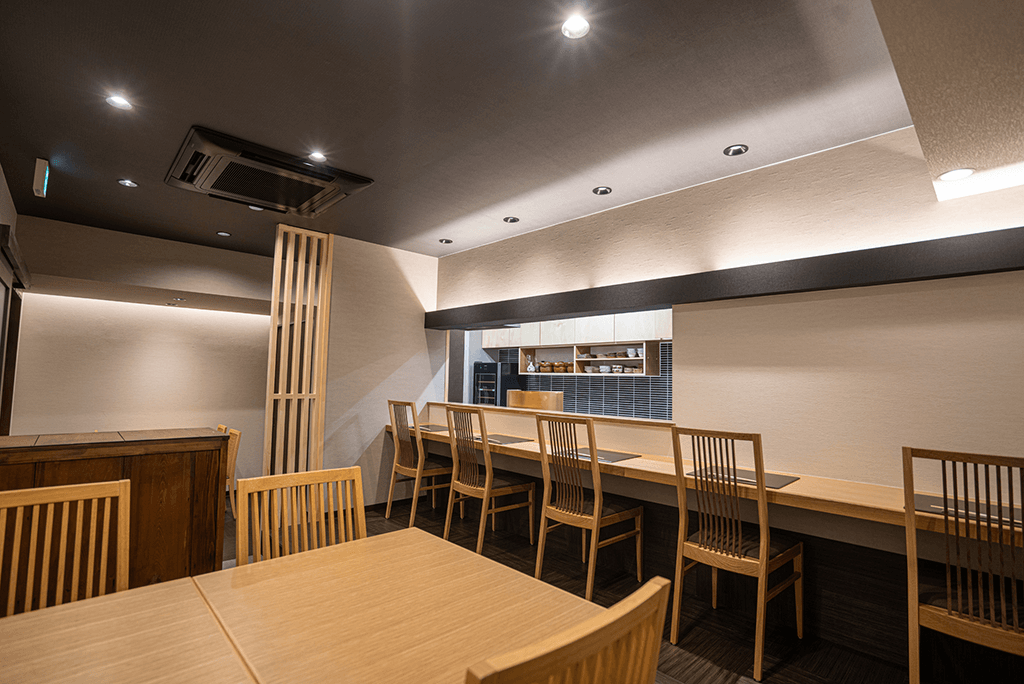 店舗デザイン事例_仙台の和食レストンの内装_テーブル席とカウンター