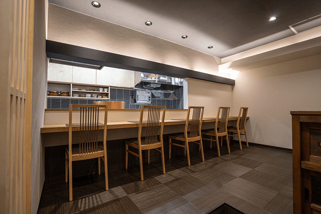 店舗デザイン事例_仙台の和食レストンの内装_カウンター席を望む